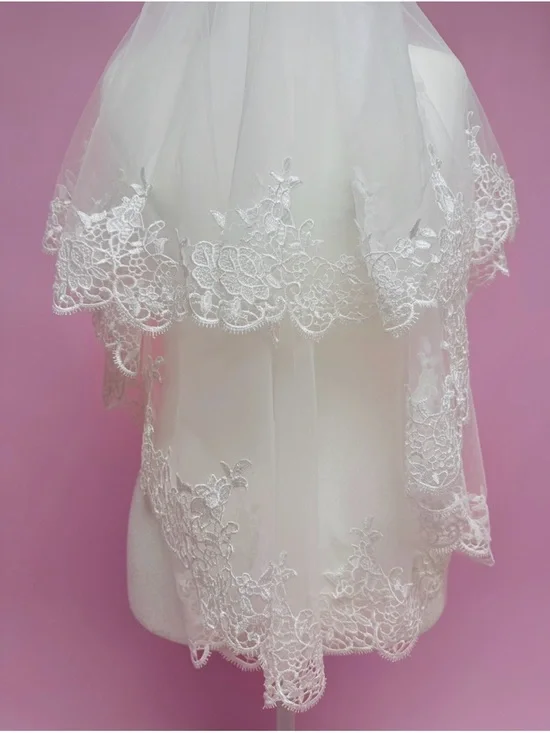 Two-Tier Lace Appliqué Edge Bridal Veil in White - Picture 2 of 5
